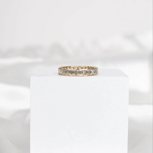 แหวนเพชรทรงเหลี่ยมมรกตเพาะเลี้ยงในห้องปฏิบัติการ 2.80 กะรัต แบบเต็มวง ประดับเพชรแบบ Bezel Set ดีไซน์เรียบหรู สามารถสวมซ้อนกับแหวนเพชรแบบอื่นได้ - Product Image 1