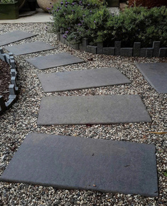 Dalles de basalte naturel découpées sur mesure, antidérapantes, flammées et martelées, pour allées et projets de paysagisme modernes - Product Image 1