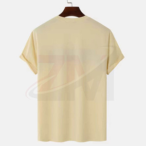 Camiseta de manga corta con cuello redondo para hombre, 100% algodón, corte regular, informal, con ribete a rayas en contraste y logotipo frontal. - Product Image 2