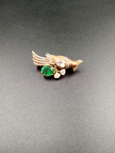 Broche Paon Vintage en Argent 925 de Luxe Amaira Jewels avec Pierre Taille Émeraude et Pavé de Diamants, Bijou Fin Nœud Papillon, Cadeau Unisexe - Product Image 4