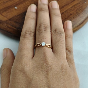แหวนเพชรเม็ดเดี่ยวโรสโกลด์ 18K ดีไซน์เกลียวแบบมินิมอลสำหรับผู้หญิง สวมใส่ในงานหมั้น งานแต่งงาน หรือในชีวิตประจำวัน ผิวขัดเงา - Product Image 3