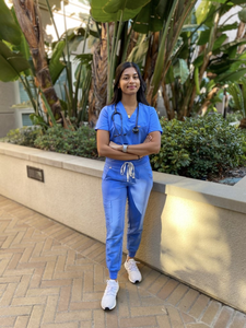 Haut de blouse de maternité à col en V en polyester tricoté, avec 2 poches et panneaux latéraux ajustables - Product Image 6