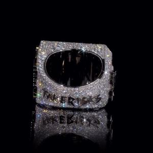 Anillo de cóctel unisex de plata 925 con rodio y moissanita, diseño de corona, engaste pavé, joyería de lujo para fiestas, estilo hip hop, de AMBER JEWELS - Product Image 1