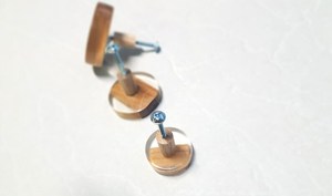 Bouton de meuble en résine et bois éco-responsable, fait main, avec technique de découpage - Forme personnalisée pour quincaillerie de meubles - Product Image 2