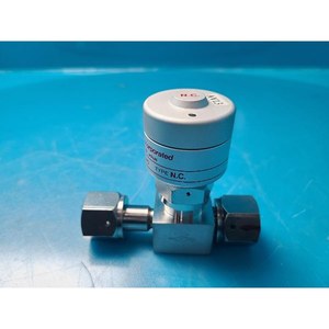 Válvula de Diafragma Neumática FUJIKIN 100107 Usada Como Pieza de Repuesto para Equipos Legacy Semiconductor - Product Image 2