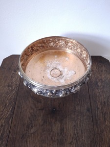Cuenco decorativo de estilo vintage con base de diseño y acabado plateado para mesa de centro y decoración clásica del hogar, procedente de la India. - Product Image 3
