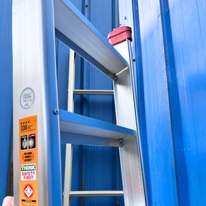 Échelle pliable en aluminium, facile à ranger et idéale pour les tâches ménagères quotidiennes. - Product Image 2