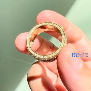 Anillo de banda ancha de lujo en plata de ley 925 chapado en oro amarillo con micro pavé completo de diamantes cultivados en laboratorio para aniversario. - Product Image 1