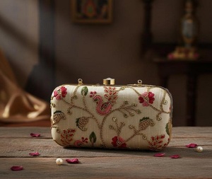 Pochette de soirée structurée indienne faite à la main en ivoire et or, brodée de fleurs, avec fermoir en métal en forme d'oiseau, pour mariage - Product Image 3