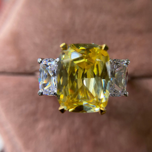 Anillo de compromiso de oro blanco de 10K con moissanita de 3 piedras, corte cojín, color amarillo canario, solitario, con circonita cúbica blanca, en oro macizo. - Product Image 1
