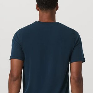 เสื้อยืดผู้ชายสีพื้นเรียบง่ายสไตล์ลำลอง แฟชั่นร่วมสมัย ผ้าระบายอากาศดี รับผลิตตามแบบ OEM - Product Image 6