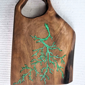 Planche à découper en noyer 2026 avec incrustation de résine unique, faite à la main, en bois massif, pour servir fromages et en-cas - Product Image 1