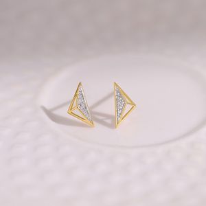 Boucles d'oreilles clous géométriques en or jaune avec diamant de laboratoire en forme de triangle - Product Image 4