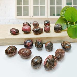 หินโรโดไนต์ธรรมชาติทรงกลม รูปทรงแกะสลัก สีชมพู คริสตัลบำบัด สำหรับเรกิ การทำสมาธิ พลังงานตกแต่ง ขายส่ง ราชสถาน - Product Image 3