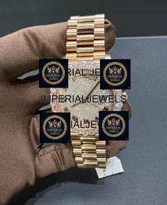 Reloj Deportivo de Lujo con Incrustaciones de Moissanita en Acero Inoxidable, 32 mm, Esfera VVS Personalizada, Mecánico Analógico, en Venta desde India - Product Image 1
