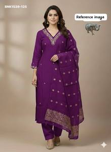 Hermosa Colección de Kurti-Pantalón Largo Recto de Seda Muslin con Detalles Hechos a Mano y Dupatta Banarasi, Exportador de Moda Femenina - Product Image 2