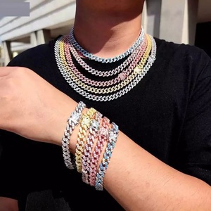 Cadena Cubana de Moissanita Duradera Fabricada en India con Brillo de Lujo para Hombres y Mujeres, Disponible para la Venta - Product Image 3