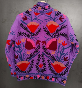 Impresionante Chaqueta Acolchada Reversible Suzani Bordada a Mano, Abrigo Boho Bordado en Morado, 100% Algodón Ecológico - Product Image 3
