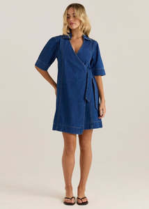 Classic Blue Wash Denim Wrap Dress Machine Stitched Comfortable Fitted Denim Wrap Denim Jeans V-Neck Casual Dresses In Low MOQ - Product Image 4