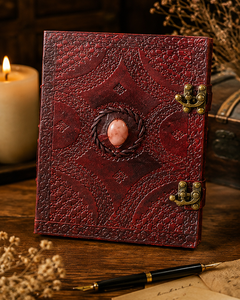 Journal en cuir rouge avec serrure à pierres précieuses |   Carnet d'écriture fait main |   Journal de voyage vintage |   Cadeau en cuir gaufré pour écrivains - Product Image 1