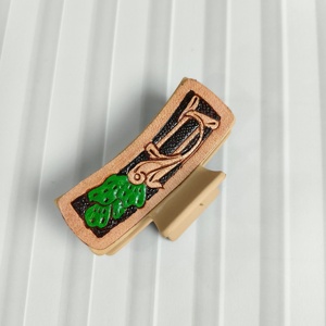 Pinza de Pelo Grande y Sencilla al por Mayor, de Cuero Grabado, Elegante y de Diseño, para Mujer, con Agarre Fuerte - Product Image 1