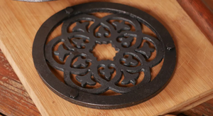 Trípode Redondo de Hierro Fundido con Patrón de Mandala Personalizado, Soporte para Ollas Calientes de Metal Negro, Decoración de Mesa para Cocina, Proveedor Directo, Venta al por Mayor - Product Image 4