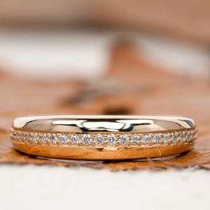 Anillo de Eternidad con Moissanita de Corte Brillante, Engaste Geométrico, Plata de Ley 925 Bañada en Oro, Apilable, para Aniversario de Bodas - Product Image 1