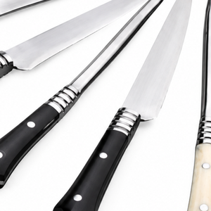 Juego de Seis Cuchillos para Trinchar Carne y Afilador con Hojas Plateadas y Mangos Marrones, Negros y Blancos para Cortar Carne en la Cocina - Product Image 6