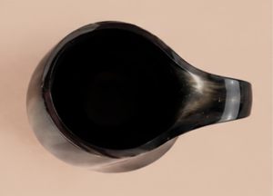 Taza Vikinga Hecha a Mano de Cuerno de Búfalo con Asa Tallada con Runas del Brújula Nórdica, Diseño Clásico y Patrón Sólido para el Hogar - Product Image 2