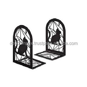 Une paire de serre-livres en fonte lourde Fleur de Lis. Ces objets décoratifs et fonctionnels sont conçus pour contenir des livres - Product Image 4