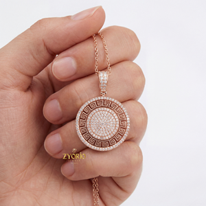 Colgante de Medallón con Diseño Griego y Diamantes, Oro Rosa, Plata 925, Chapado en Oro, Lujoso, para Mujer, Compromiso, Boda, Fiesta, Diamantes Brillantes - Product Image 4