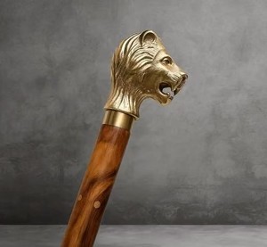 Bâton de randonnée vintage en bois naturel avec poignée en métal, 3 sections, longueur réglable, design sculpté, usage extérieur, capacité de 250 lb - Product Image 4