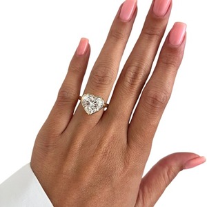 Bague de fiançailles de luxe en or 14K, 18K ou platine avec diamant de laboratoire taille cœur de 5 carats serti clos - Product Image 3