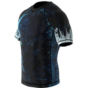 เสื้อรัดกล้ามเนื้อสำหรับ MMA BJJ แบบ OEM ออกแบบเองได้ พิมพ์ลายแบบ Sublimation ป้องกันรังสียูวี เสื้อรัดกล้ามเนื้อผู้ชายแบบสั้น UPF50+ รับทำโลโก้ตามสั่ง - Product Image 3