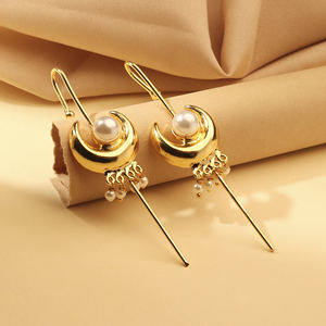 Pendientes de Oreja con Forma de Luna Creciente y Perla, Chapados en Oro y Hechos a Mano – Joyería Celestial - Product Image 2