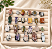 Lot en gros de bagues unisexes tendance faites à la main en laiton plaqué argent 925 avec pierres précieuses naturelles serties clos, assortiment varié