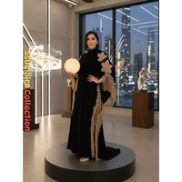 Abaya Cape Nida Noire de Luxe avec Broderie Florale Dorée et Détail Pompon, Taille Naturelle, Élégante et Modeste, Tenue de Soirée d'Été en Velours/Double