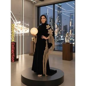 Abaya de soirée élégante et modeste en velours noir de luxe avec broderie florale dorée et détails à pompons, taille naturelle, pour femme - Product Image 5