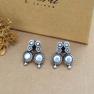 Pendientes de Plata Meera Jaipur con Diseño de Uñas, Accesorio Elegante y con Estilo - Product Image 1