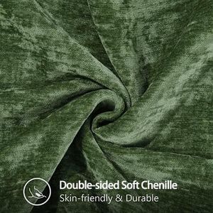 Set di 2 Copricuscini Decorativi Natalizi in Ciniglia Morbida 18x18, Stile Rustico in Velluto Neutro per Divano - Product Image 1