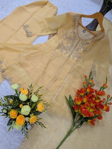 Ensemble Kurti et pantalon en soie croquante avec dupatta – Broderie à sequins pour tenue de soirée - Product Image 4