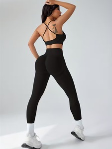 Conjunto Deportivo de 2 Piezas para Mujer: Sujetador Deportivo Sin Costuras con Tirantes Cruzados y Leggings de Cintura Alta con Compresión - Product Image 4