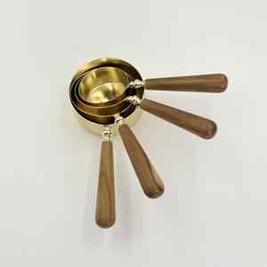 Juego de Cucharas y Tazas Medidoras de Acero Inoxidable con Recubrimiento PVD Dorado, con Mango de Madera, para Repostería - Product Image 2