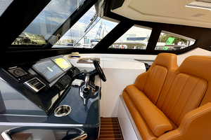 Yacht de sport personnalisé UBI 11M 10 passagers en aluminium avec moteur hors-bord essence 300 CV, 35-40 nœuds, télécommande, ailes de navigation, pour pêche et patrouille - Product Image 6