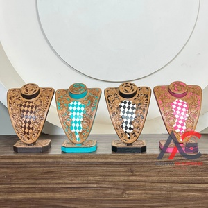Nouveau Présentoir à Colliers en Cuir Véritable Premium Super Septembre avec Motif Floral Gravé et Design Échiquier, Présentoir à Bijoux Type Buste - Product Image 1