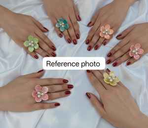 แหวนดอกไม้ไข่มุกบาโรกปรับขนาดได้ – อะคริลิกประดับเพชรตรงกลาง เครื่องประดับงานแต่งงาน พิธีดอลกี และของขวัญสำหรับเธอ - Product Image 6