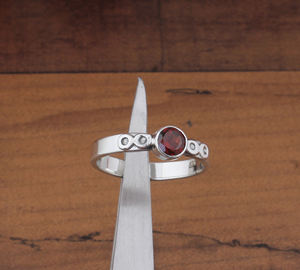 แหวนแต่งงานแบบโซลิแตร์ ดีไซน์โบโฮคลาสสิก ทำมือ ประดับพลอยโกเมนสีแดงทรงบริลเลียนต์ ตัวเรือนเงินแท้ 925 ฝังแบบเบเซล - Product Image 5