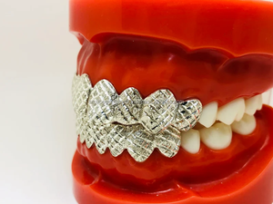 Grilles de bouche à dents de diamant Grillz VVS Moissanite en argent sterling 925 glacé Hip Hop sur mesure de l'exportateur indien - Product Image 4