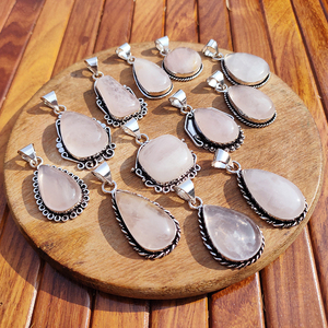 Colgante de Cuarzo Rosa Natural, Cristal Rosa Hecho a Mano, Joyería de Latón Bañado en Plata, Venta al por Mayor, Engaste de Bisel, Regalo para Fiestas - Product Image 3