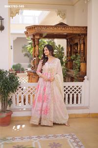 Robe longue évasée en soie russe lourde avec imprimé numérique et broderie Zari-sequins, col en V, longueur cheville, avec dupatta - Vente en gros - Product Image 6